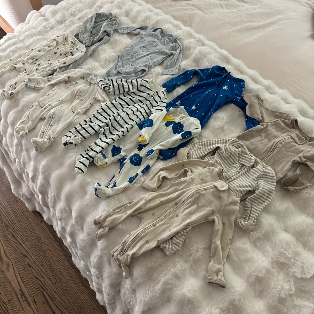 10 Newborn footie pajamas (carters, Huggies)